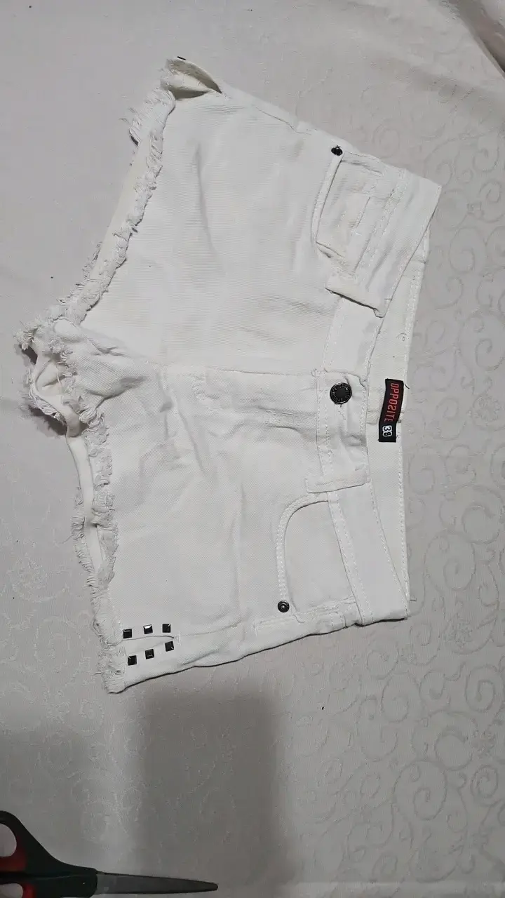 Shorts de mezclilla blancos con detalles