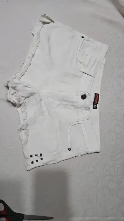 Shorts de mezclilla blancos con detalles - miniatura 1