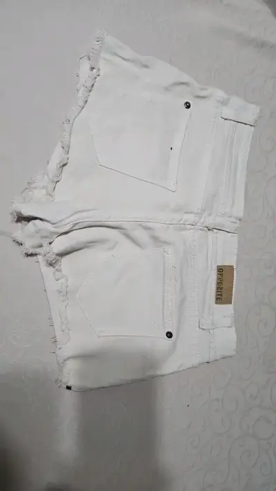 Shorts de mezclilla blancos con detalles - miniatura 2