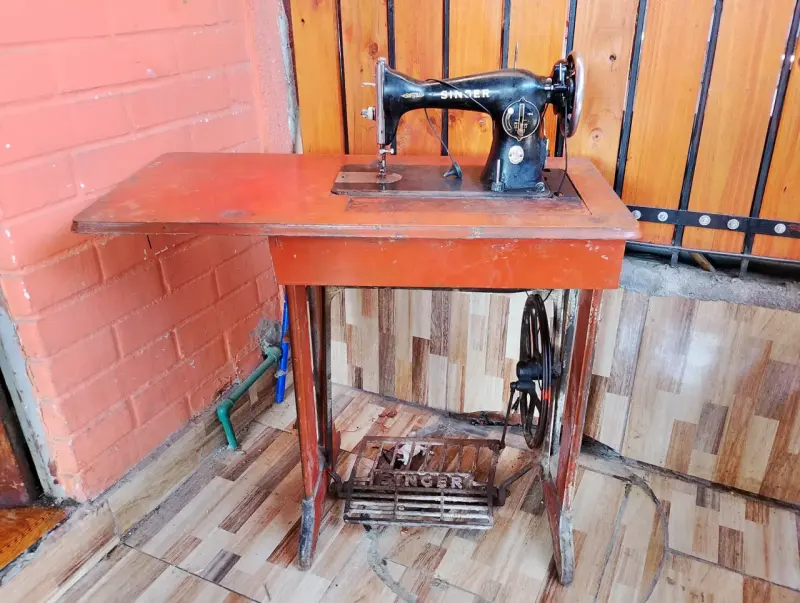 Máquina de coser Singer antigua con pedal - 1