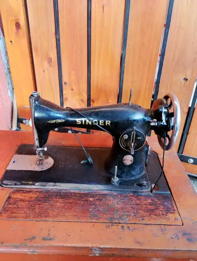 Máquina de coser Singer antigua con pedal - miniatura 2