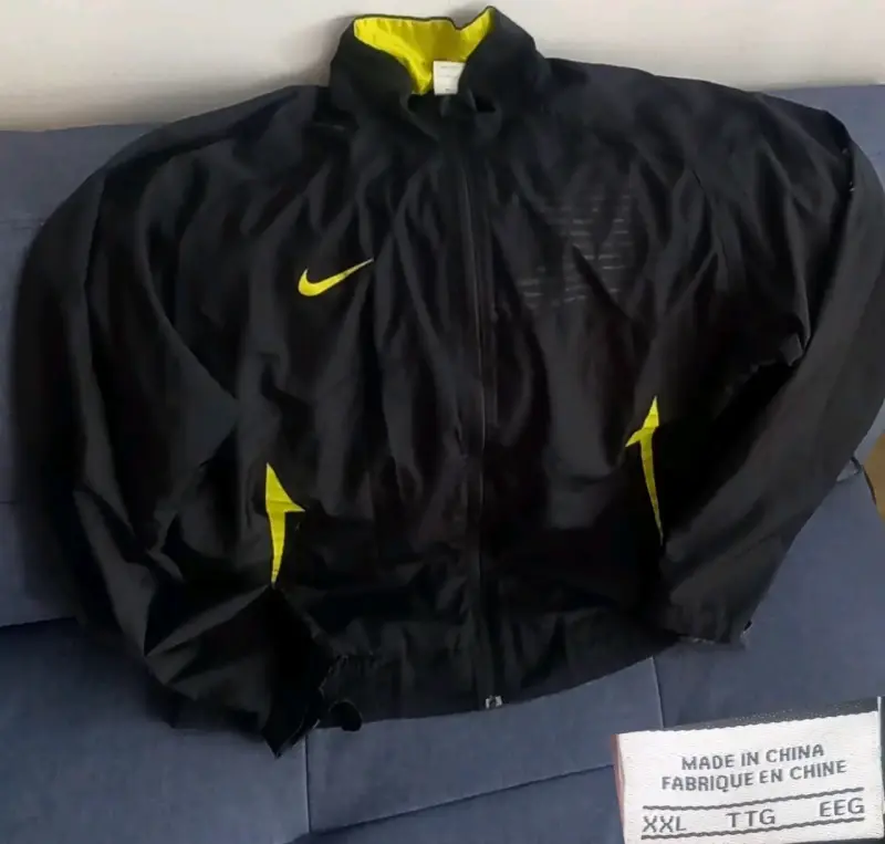 Chaqueta deportiva Nike negra y amarilla