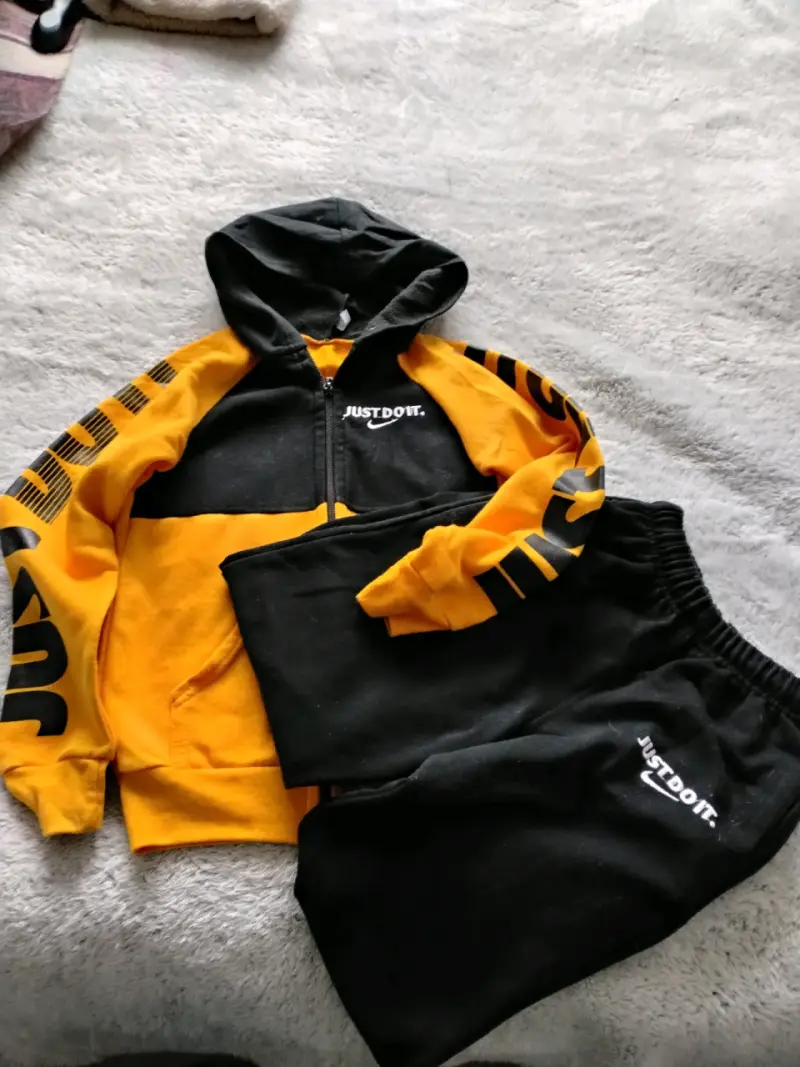Conjunto deportivo Just Do It amarillo y negro - 1