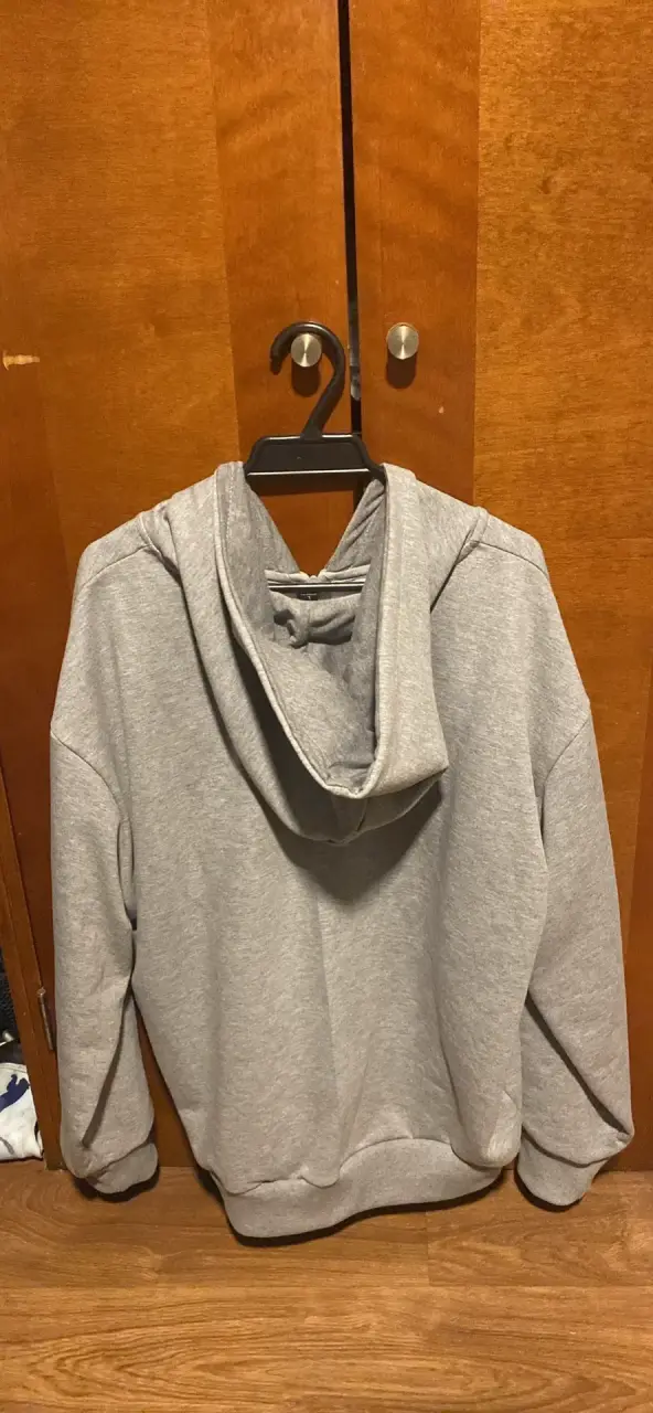 Polerón gris con cierre y capucha - 2