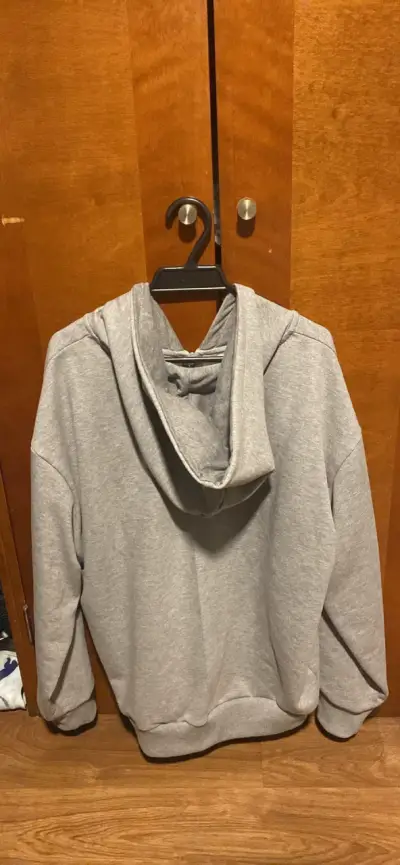 Polerón gris con cierre y capucha - miniatura 2