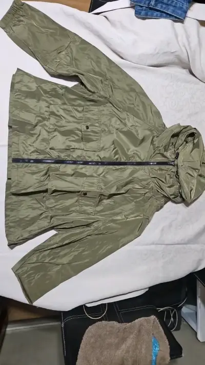 Chaqueta repelente al agua verde con capucha - miniatura 1