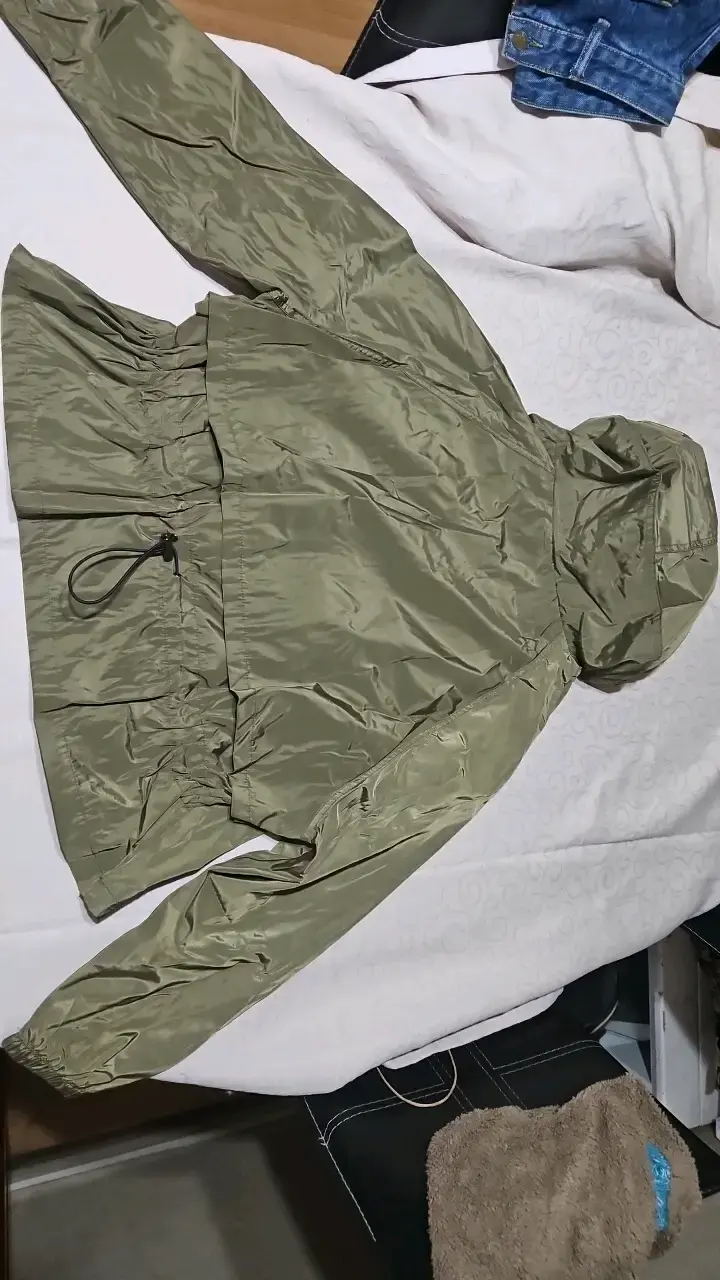 Chaqueta repelente al agua verde con capucha - 2