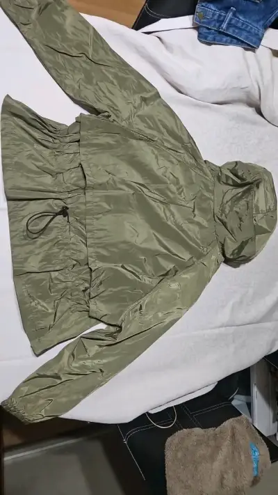 Chaqueta repelente al agua verde con capucha - miniatura 2