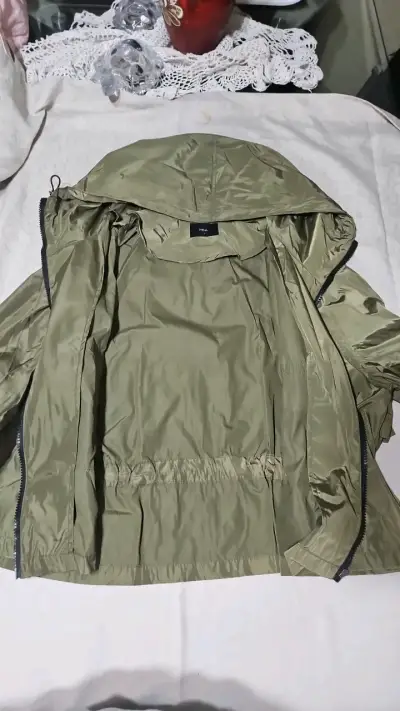 Chaqueta repelente al agua verde con capucha - miniatura 3