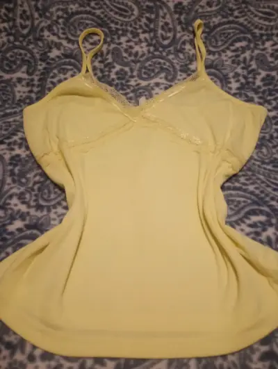 Camiseta amarilla con encaje para mujer - miniatura 1