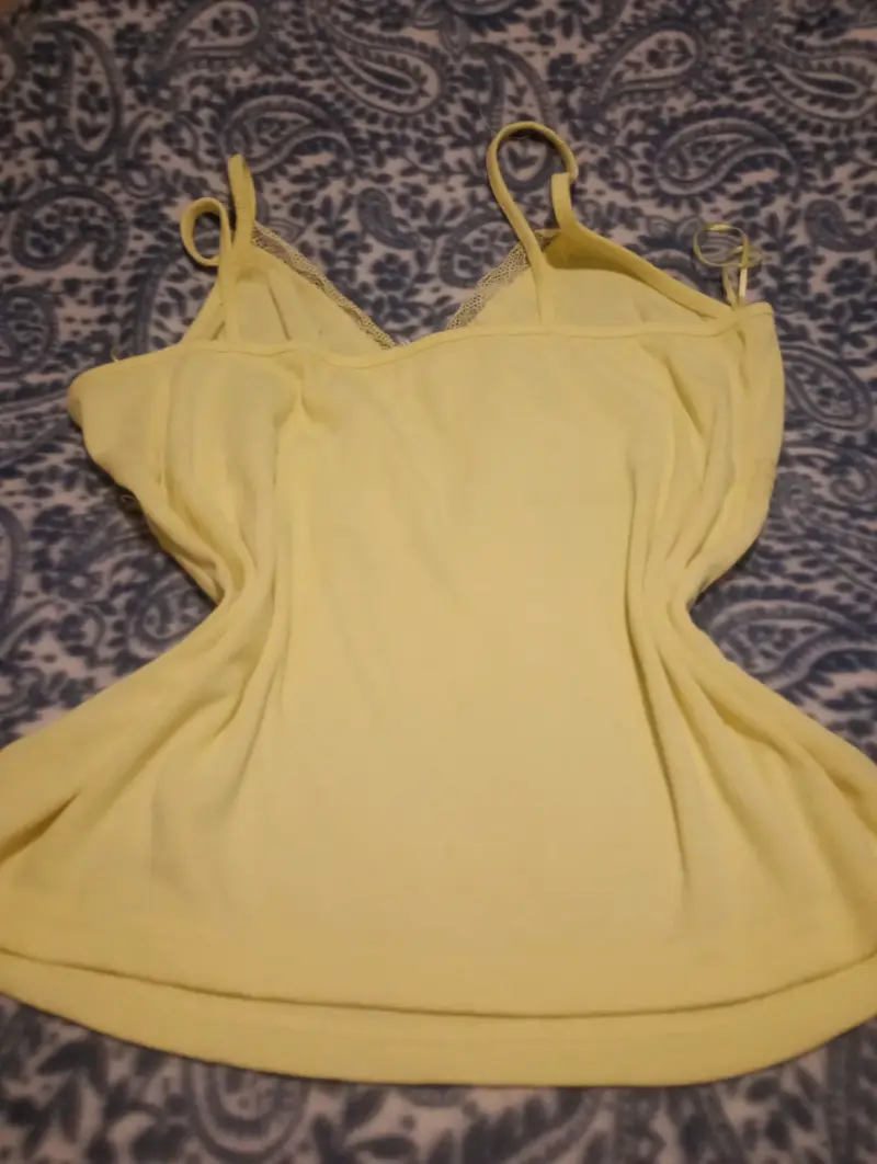 Camiseta amarilla con encaje para mujer - 2