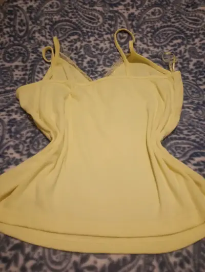 Camiseta amarilla con encaje para mujer - miniatura 2