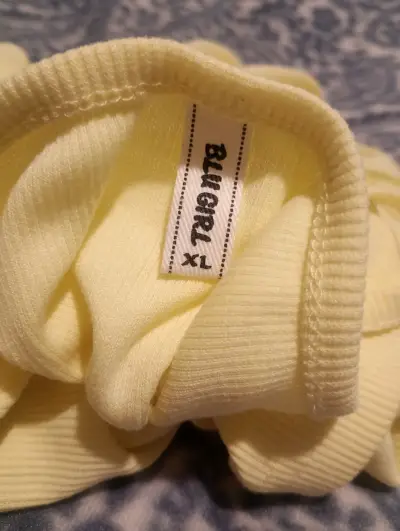Camiseta amarilla con encaje para mujer - miniatura 3