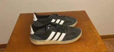 Zapatillas Adidas negras con franjas blancas - miniatura 1