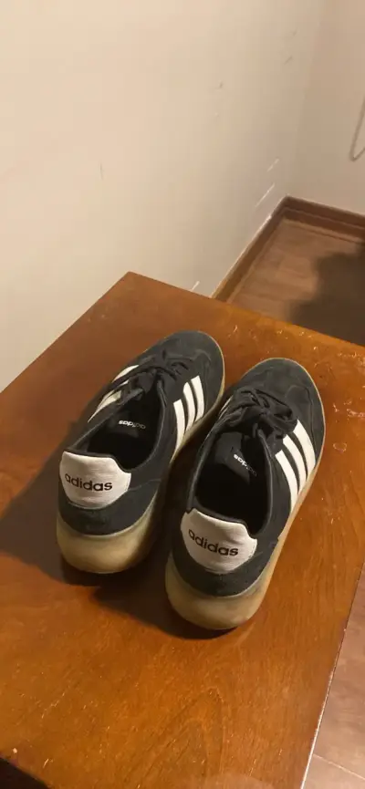 Zapatillas Adidas negras con franjas blancas - miniatura 2