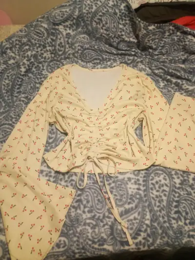 Blusa manga larga con estampado de cerezas - miniatura 1