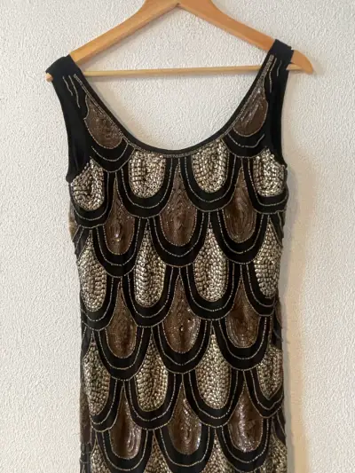 Vestido de fiesta con lentejuelas doradas - miniatura 1