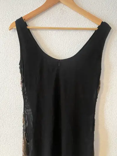Vestido de fiesta con lentejuelas doradas - miniatura 2