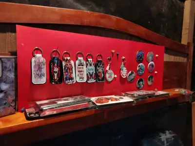 Set de llaveros y chapitas decorativas - miniatura 2