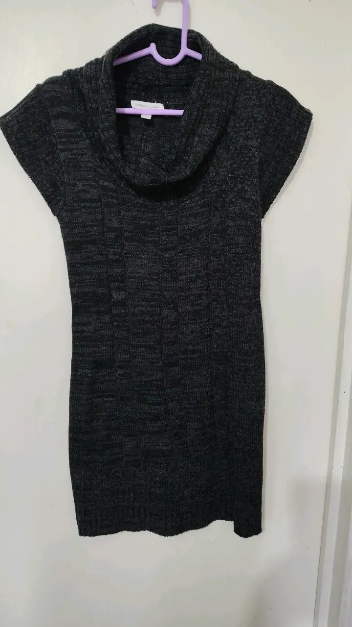 Vestido de punto gris oscuro con cuello alto