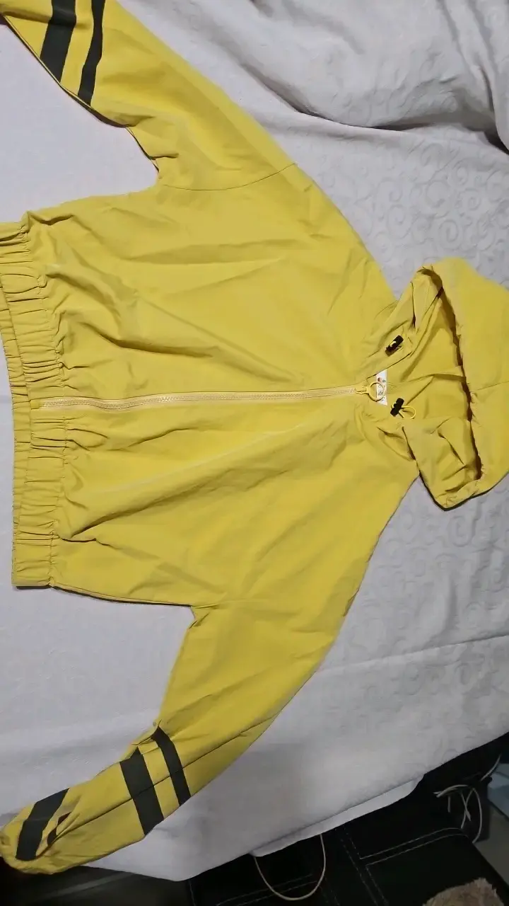 Chaqueta cortaviento amarilla con capucha - 1