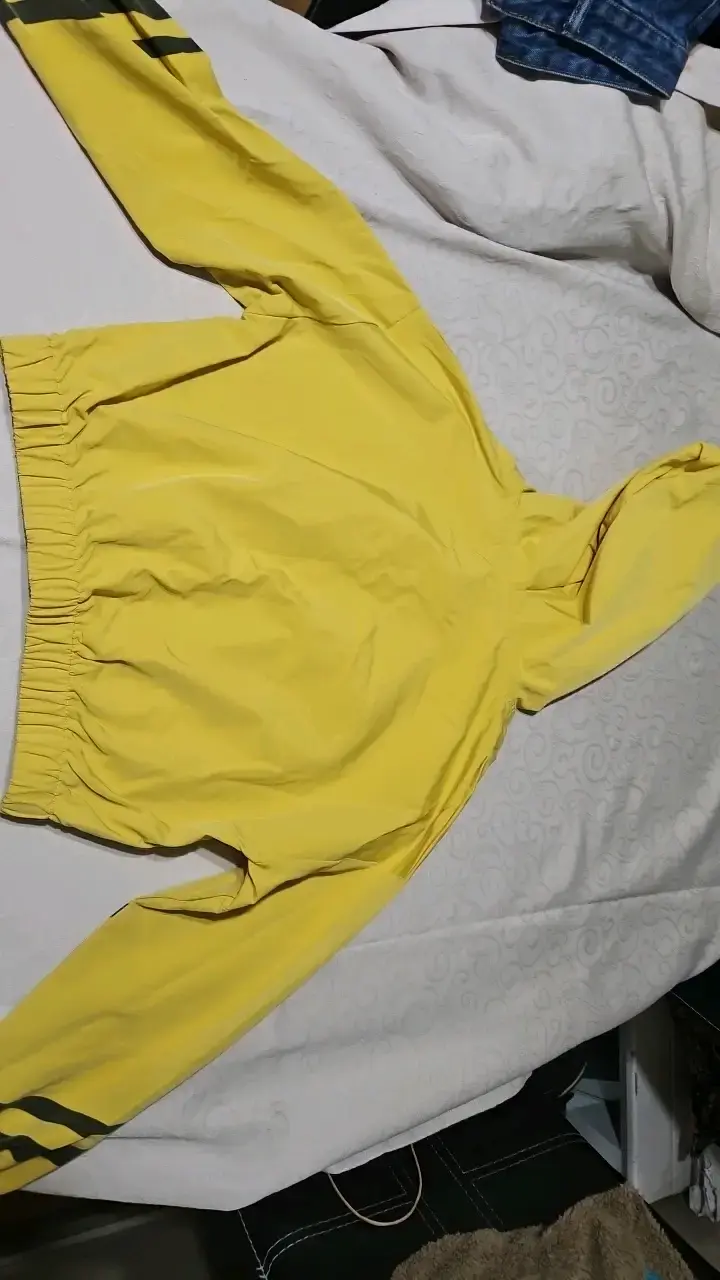 Chaqueta cortaviento amarilla con capucha - 2