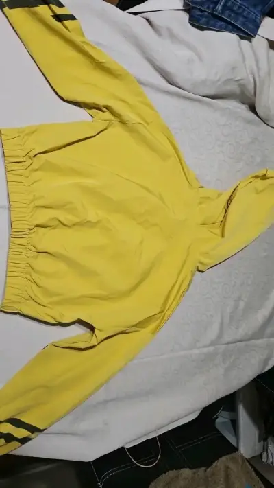 Chaqueta cortaviento amarilla con capucha - miniatura 2