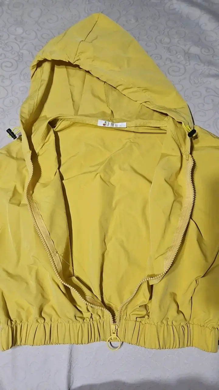 Chaqueta cortaviento amarilla con capucha - 3