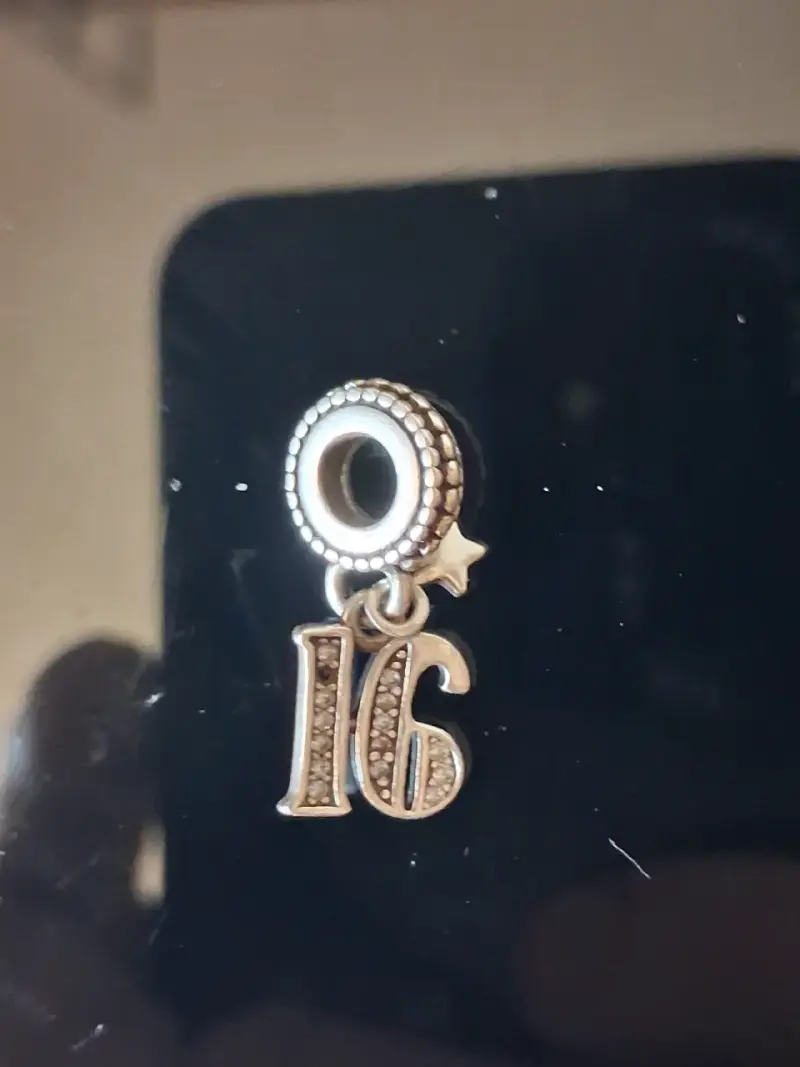 Charm de plata número 16 con estrella