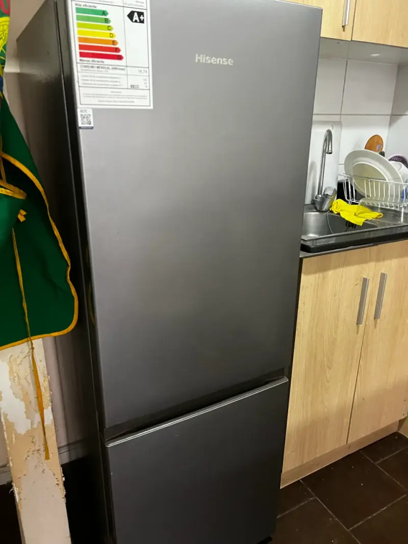 Refrigerador Hisense gris eficiente A+ - 1
