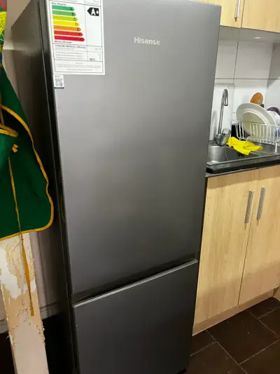 Refrigerador Hisense gris eficiente A+ - miniatura 1