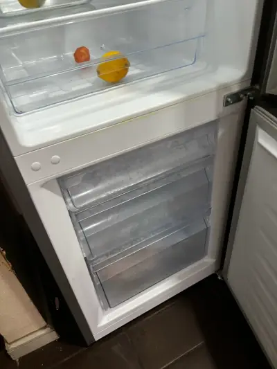 Refrigerador Hisense gris eficiente A+ - miniatura 4