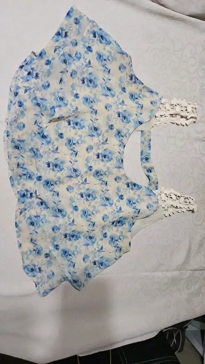 Blusa floral sin mangas con encaje - 1
