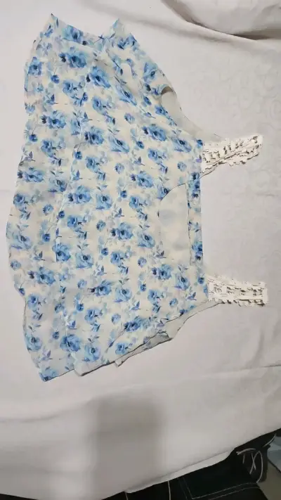 Blusa floral sin mangas con encaje - miniatura 2