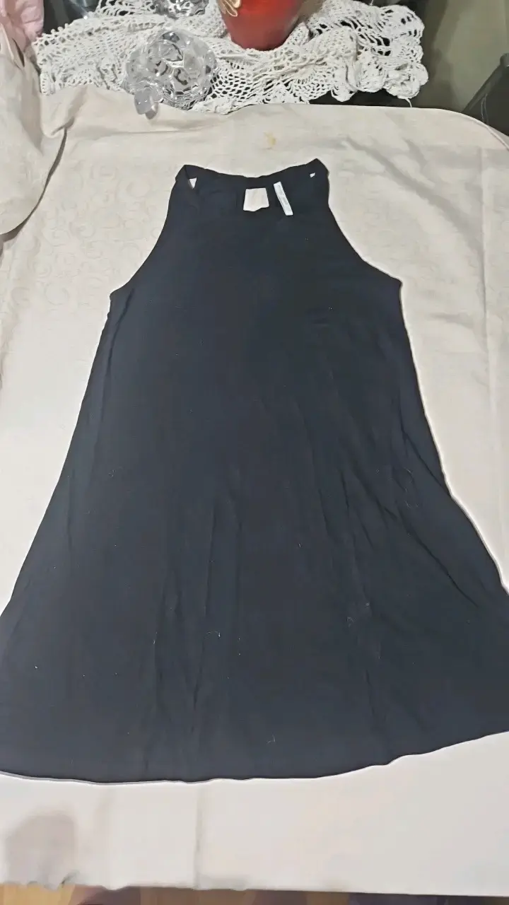 Vestido negro sin mangas elegante - 1