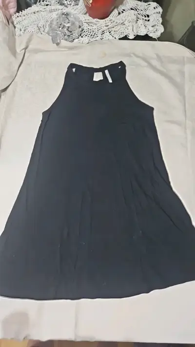 Vestido negro sin mangas elegante - miniatura 1
