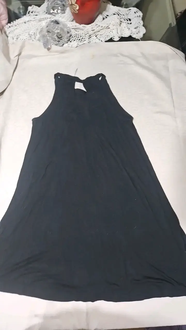 Vestido negro sin mangas elegante - 2