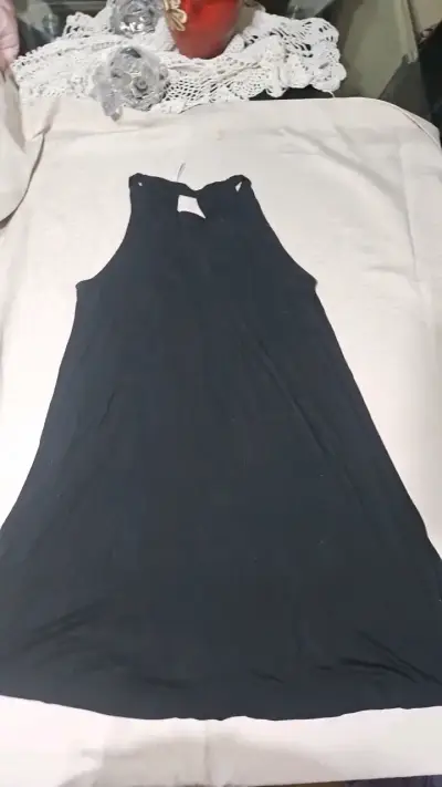 Vestido negro sin mangas elegante - miniatura 2