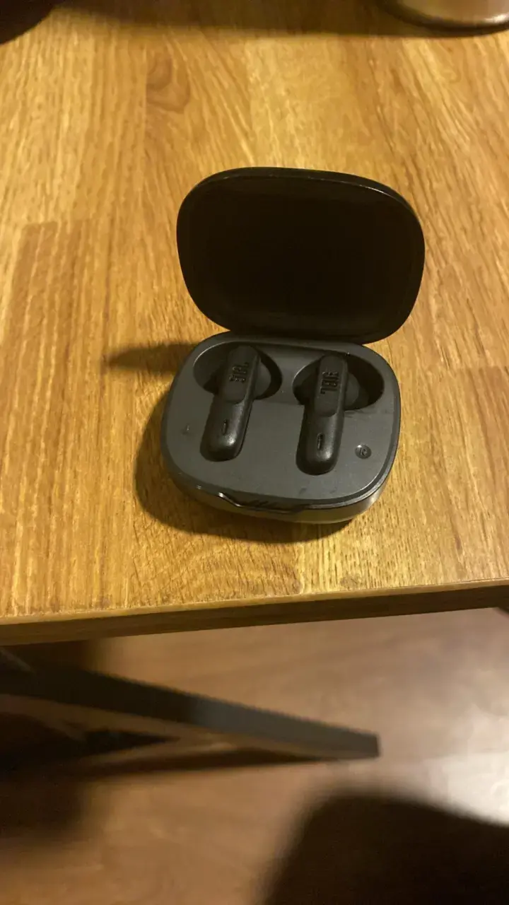 Audífonos JBL negros - 1