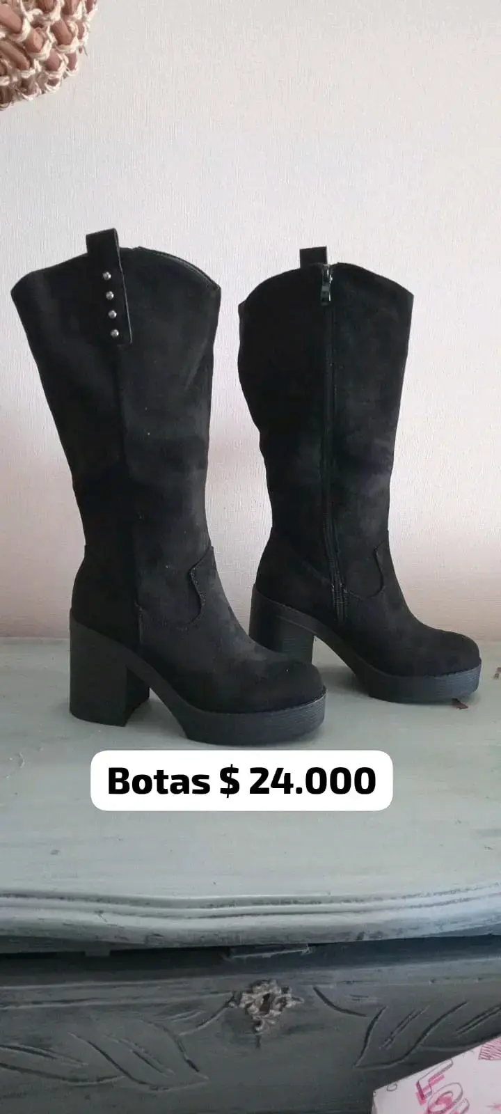 Botas negras de tacón alto