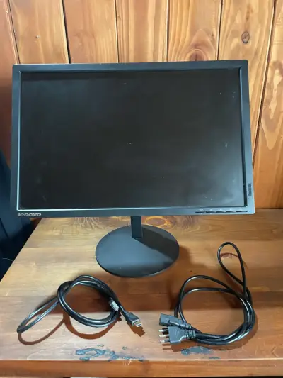 Monitor Lenovo de 22 pulgadas con cables - miniatura 1