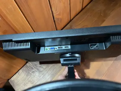 Monitor Lenovo de 22 pulgadas con cables - miniatura 2