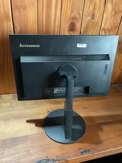Monitor Lenovo de 22 pulgadas con cables - miniatura 5