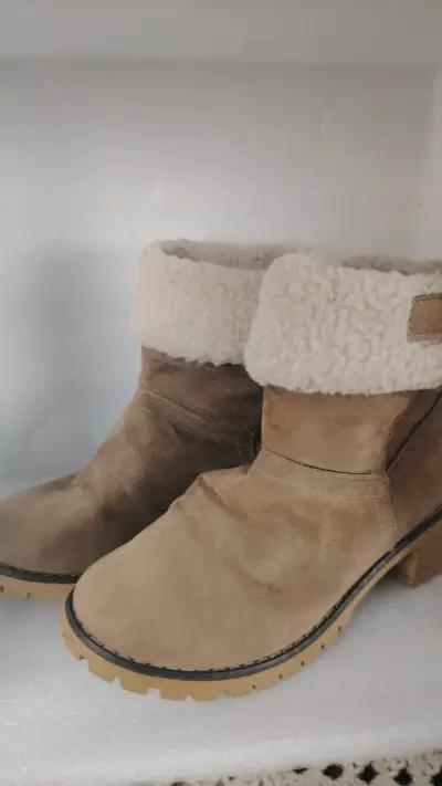 Botas de gamuza con forro de lana - miniatura 1
