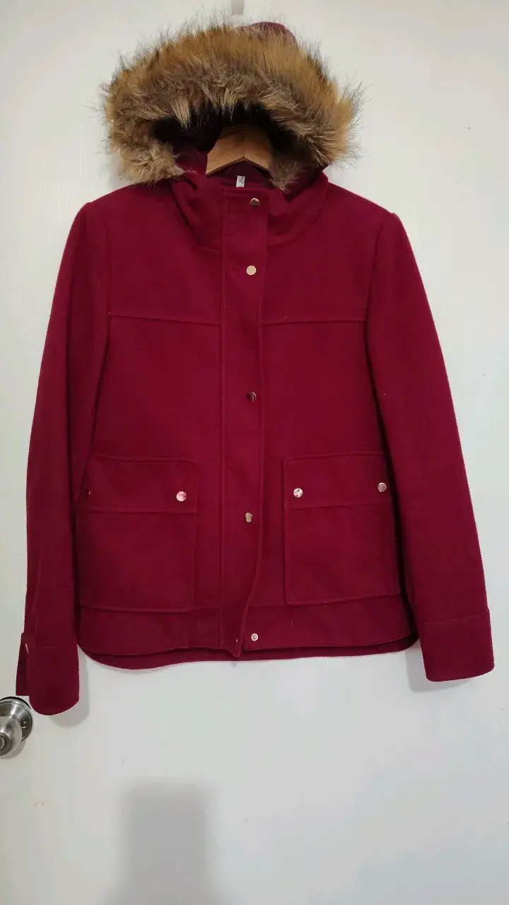 Abrigo rojo con capucha de piel sintética