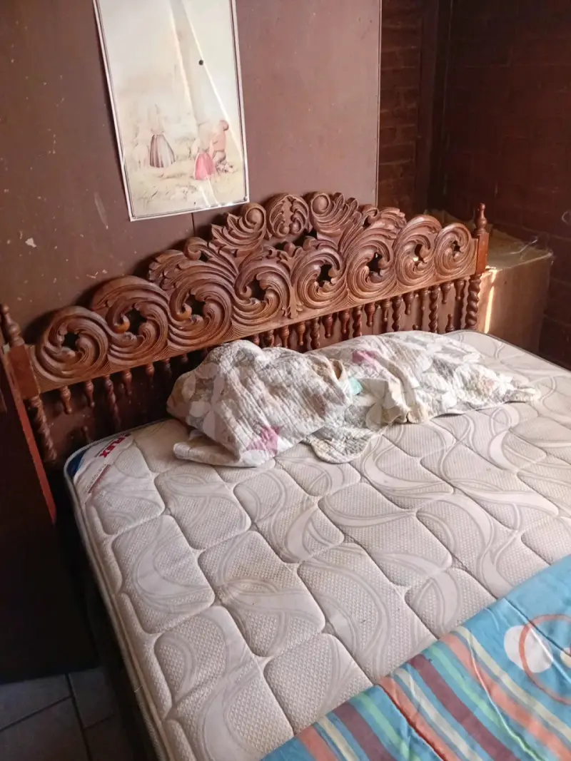 Cama matrimonial con cabecera tallada en madera - 1