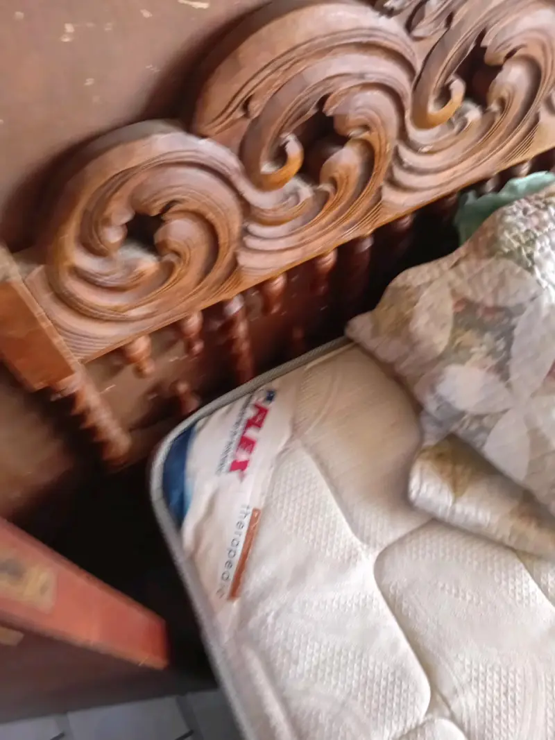 Cama matrimonial con cabecera tallada en madera - 2