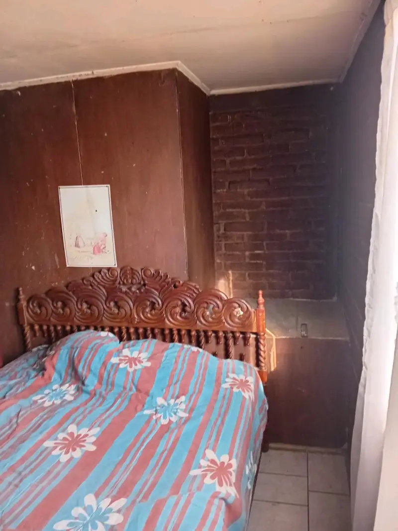 Cama matrimonial con cabecera tallada en madera - 3