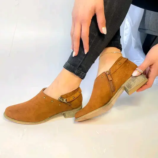 Zapatos de gamuza marrón con tacón bajo - 1