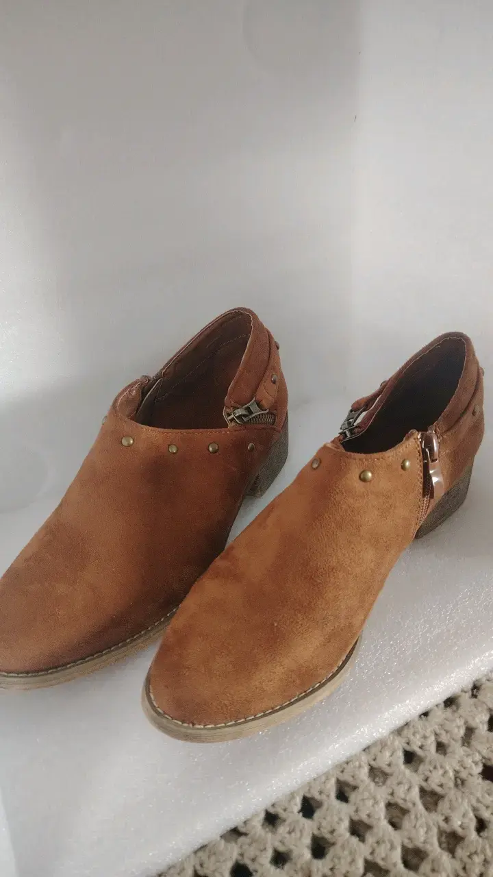 Zapatos de gamuza marrón con tacón bajo - 2